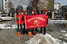 武陵区史志档案局党员志愿者团队开展破冰除雪志愿服务