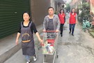 新建巷社区党总支为贫困户送爱心食材