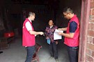 武陵区商务局党员志愿者开展扶贫帮困志愿服务